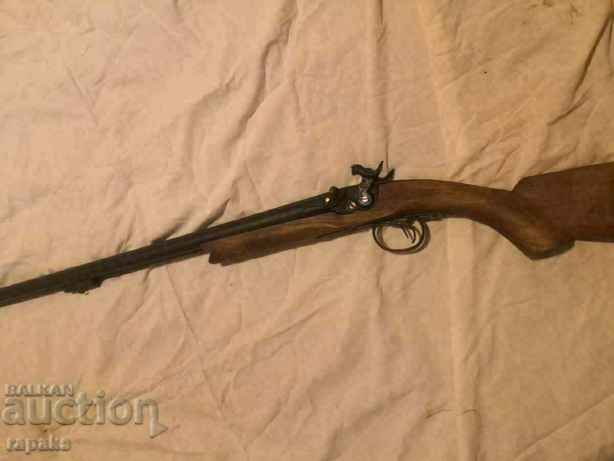 Livrarea Pușcă cu încărcare frontală cu lovitori externi și decorațiuni Livrarea Pușcă cu încărcare frontală cu lovitori externi și decorațiuni