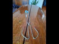Old tongs, a device for removing jars