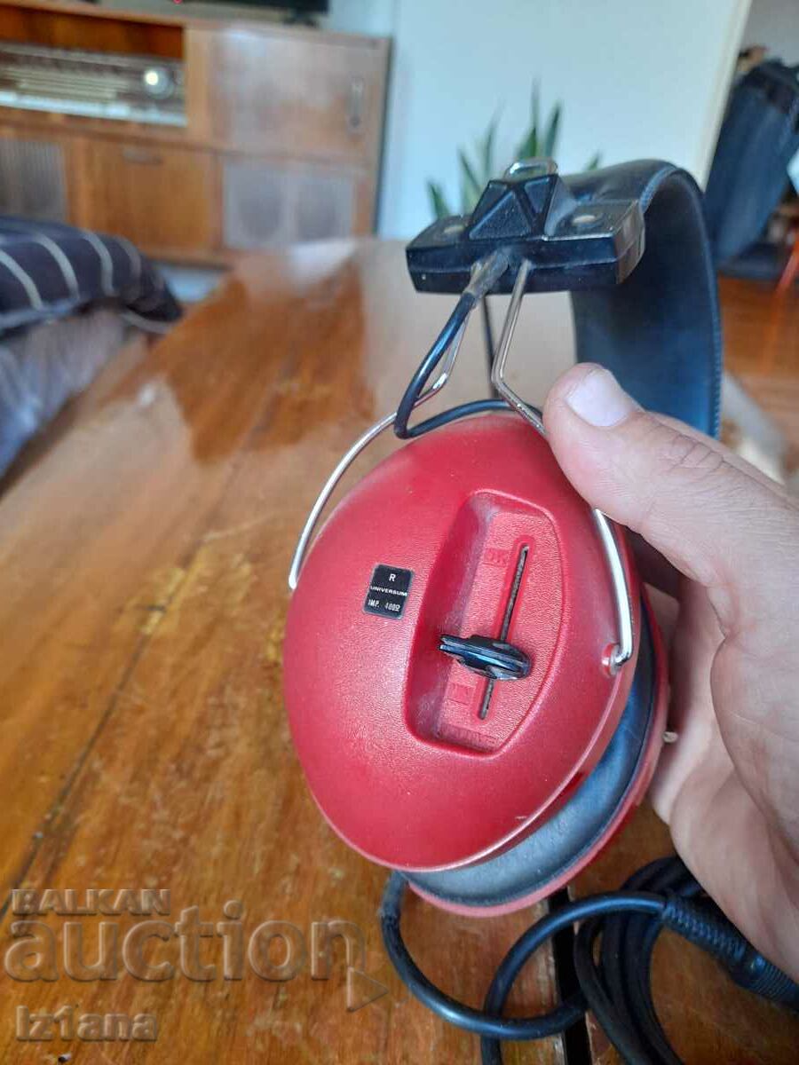 Delivery of Old Universum headphones