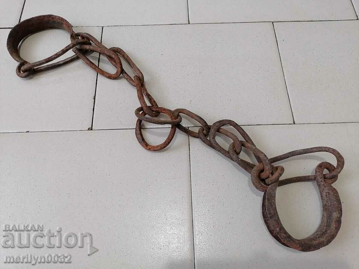 Аукцион Стари ръчно ковани букаи, вериги, пранги, окови Аукцион Стари ръчно ковани букаи, вериги, пранги, окови