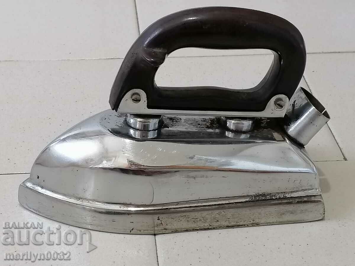 Old electric iron with price 48.00 BGN | € 24.54 Old electric iron with price 48.00 BGN | € 24.54