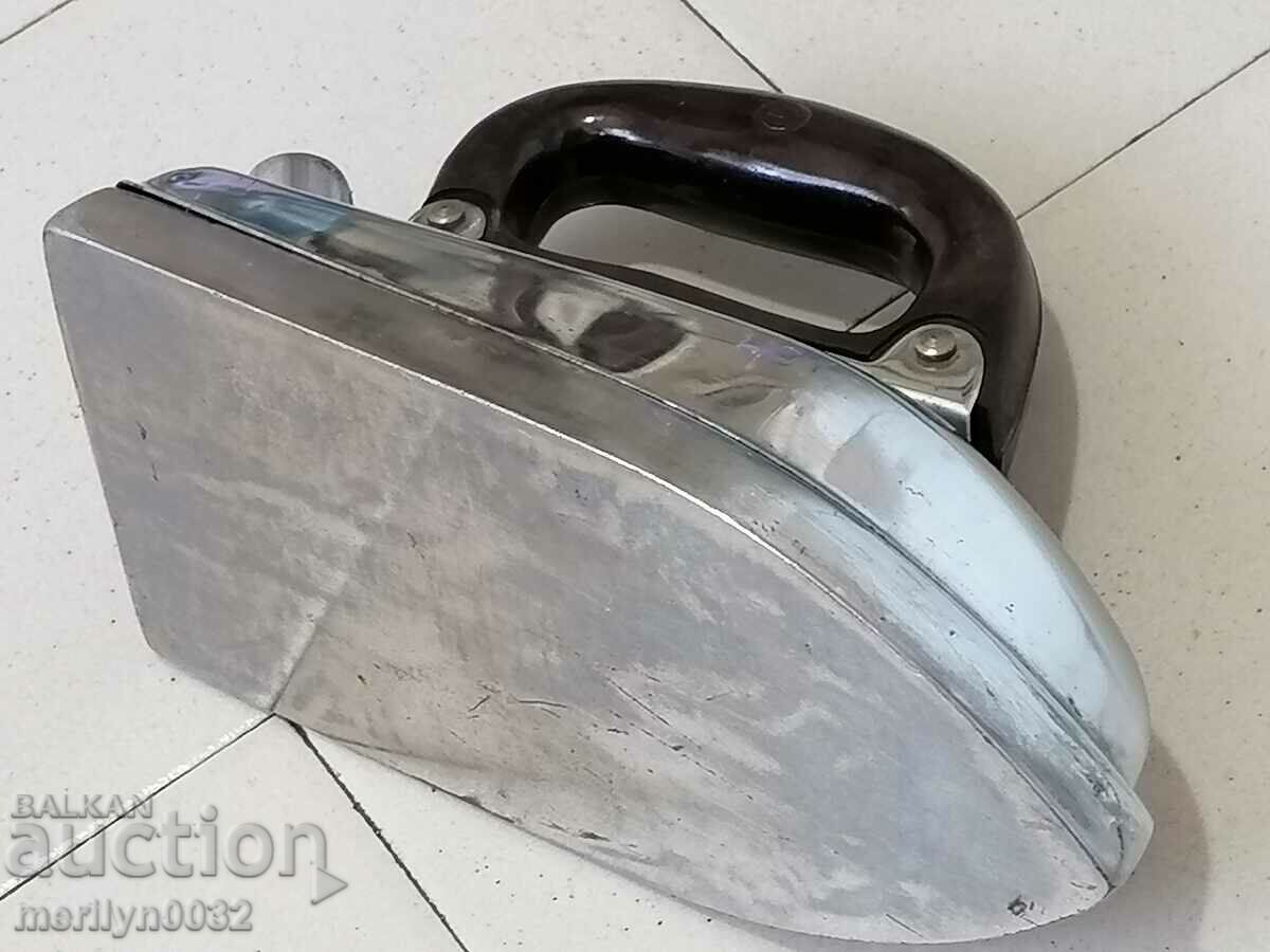 Delivery of Old electric iron Delivery of Old electric iron