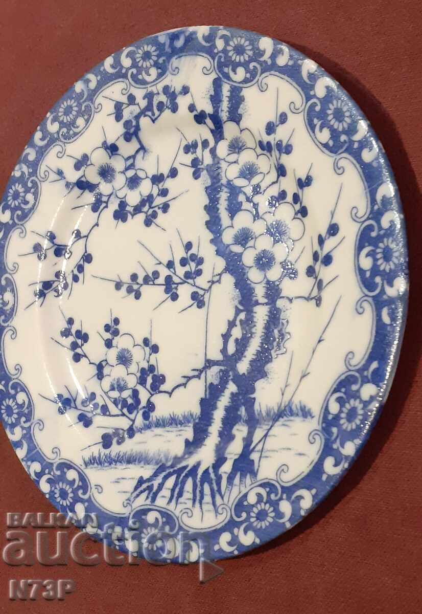 PLATĂ VECHE DE PORȚELAN. COLECȚIE.JAPONIA. cu preț 14.00 BGN | € 7.16