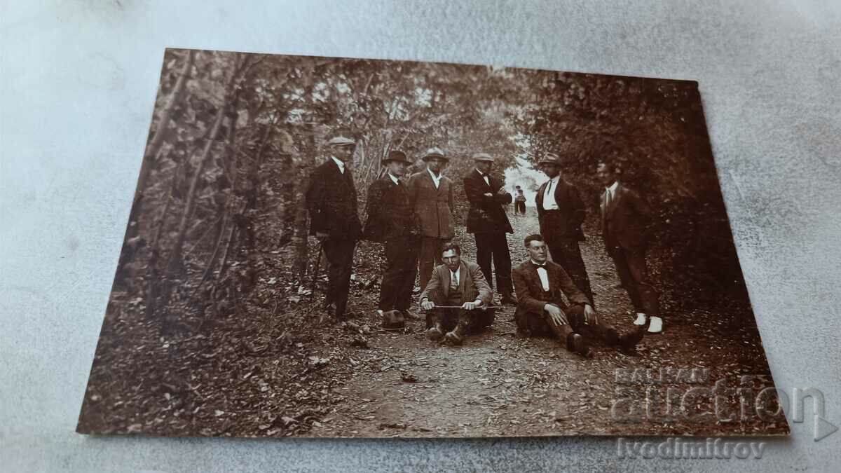 Снимка Млади мъже в Разградския паркъ 1921