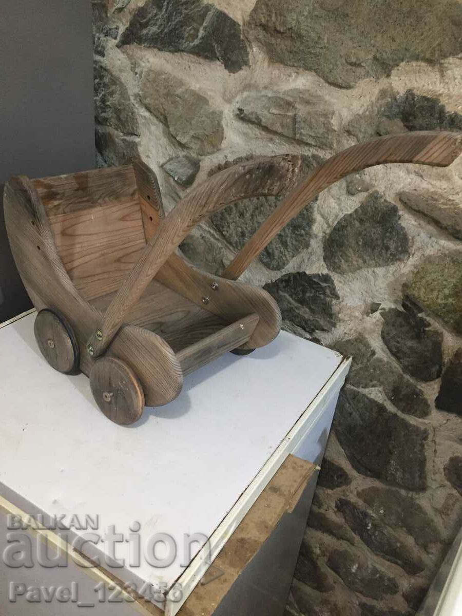 cărucior vechi de lemn