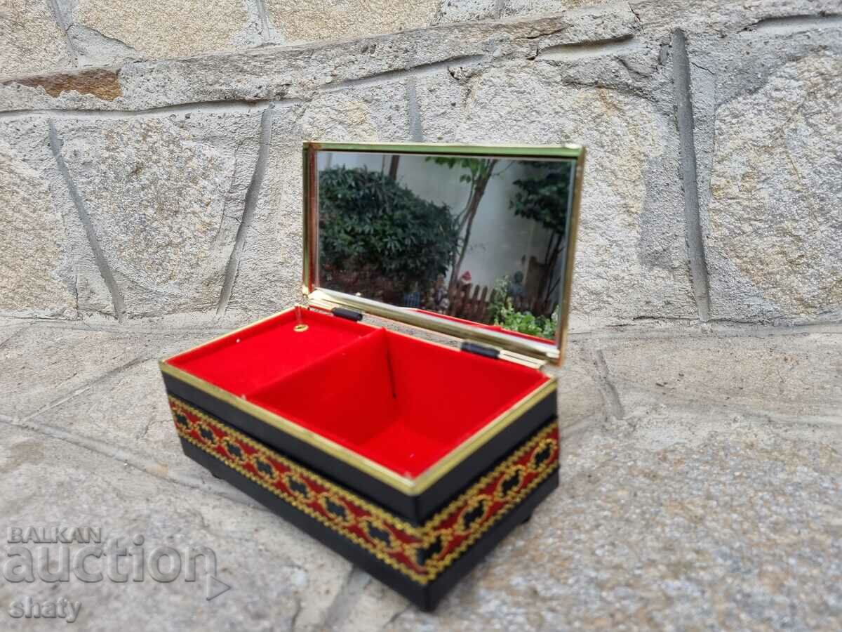 Παλιό μουσικό κουτί με τιμή 70.00 BGN | € 35.79 Παλιό μουσικό κουτί με τιμή 70.00 BGN | € 35.79