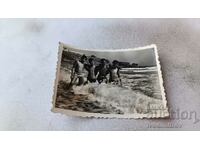 Снимка Четирима младежи на брега на морето