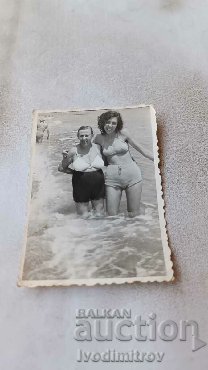 Снимка Две жени на брега на морето