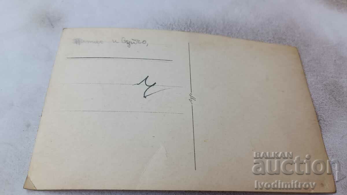 Φωτογραφία Νεολαία και αγόρι σε έναν βράχο δίπλα στη θάλασσα με τιμή 3.85 BGN | € 1.97 Φωτογραφία Νεολαία και αγόρι σε έναν βράχο δίπλα στη θάλασσα με τιμή 3.85 BGN | € 1.97