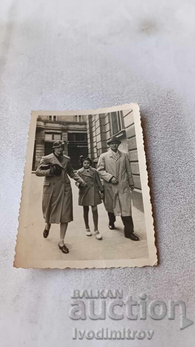 Φωτογραφία Σοφία Άνδρας, γυναίκα και κορίτσι σε μια βόλτα