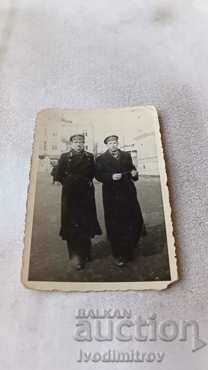 Снимка София Двама младежи в ученически униформи