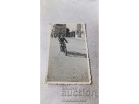 Φωτογραφία Kyustendily Ένας άντρας με μια vintage μοτοσικλέτα στο δρόμο
