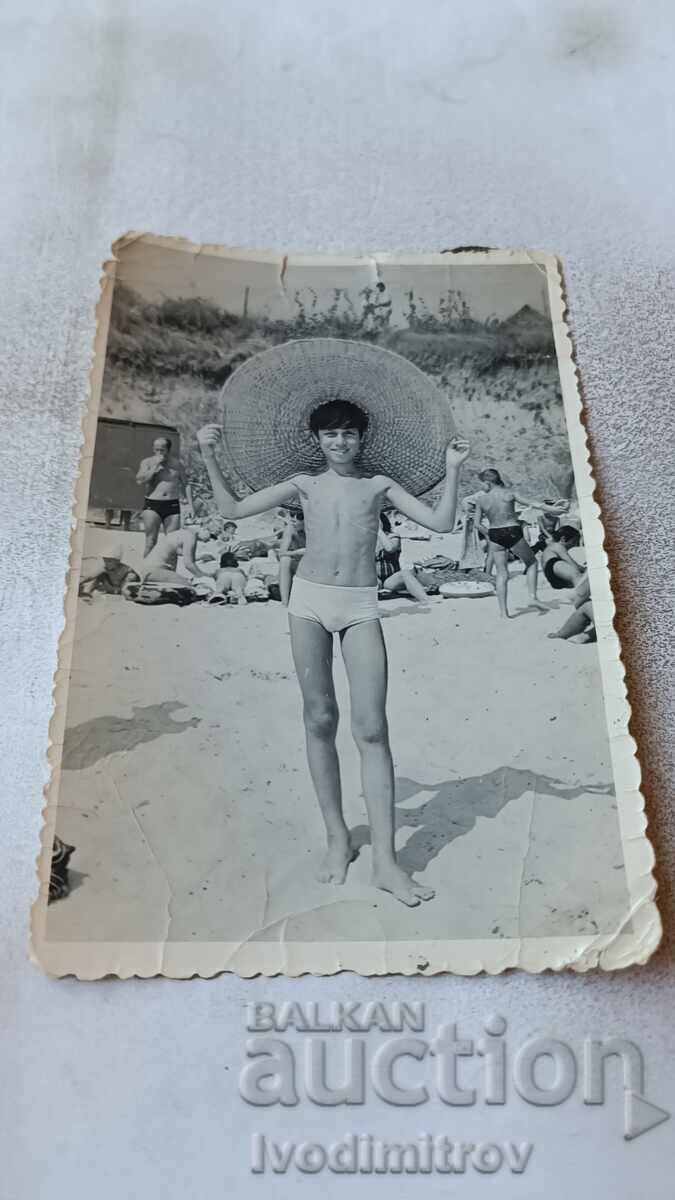 Снимка Несебър Момче със сомбреро на плажа