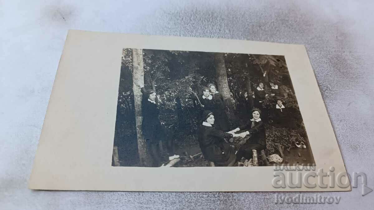 Fotografie de Ferdinando Elevii clasei a VI-a în pădure, 1930