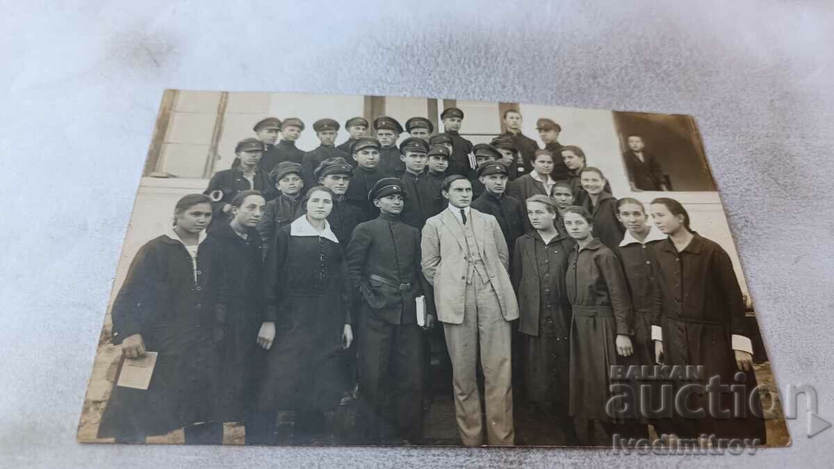 Снимка Фердинандъ Ученици от V клас със своя учител