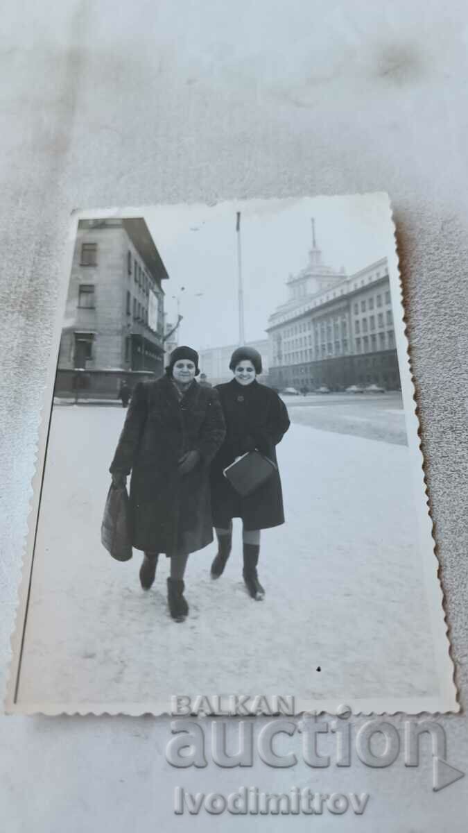 Fotografie Sofia Două femei în paltoane de iarnă la plimbare
