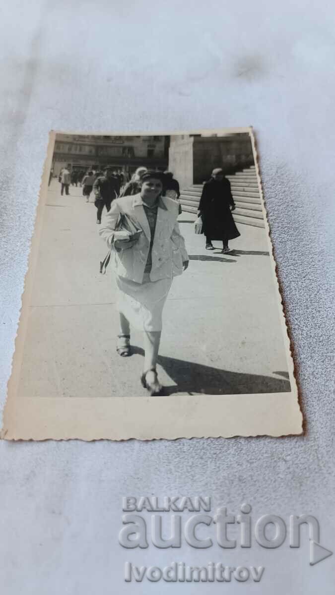 Φωτογραφία Σοφία Μια γυναίκα που περπατά μπροστά από το Δικαστικό Μέγαρο