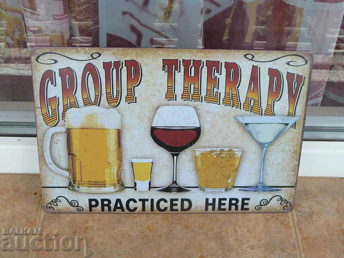 Terapia de grup se practică aici vizuina de bar cu semne metalice