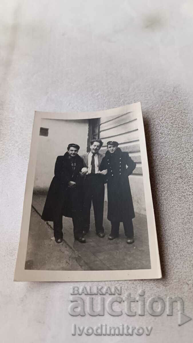 Φωτογραφία Plovdiv College Τρεις νέοι άντρες 1940