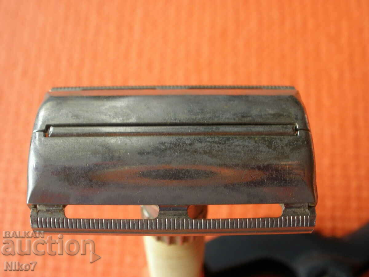 Delivery of Vintage razor "Gillette" - England, with box.