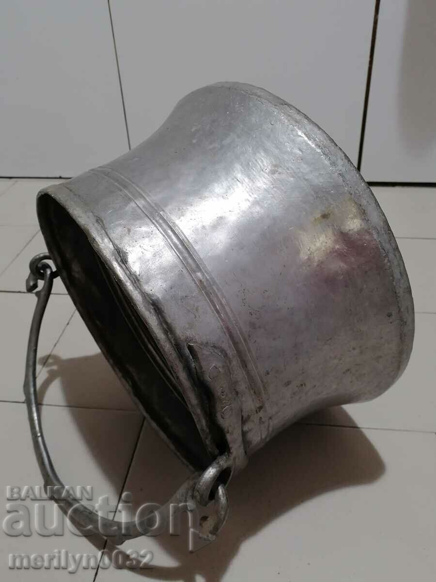 Auction Tinned cauldron, copper coin, copper coin, copper vessel Auction Tinned cauldron, copper coin, copper coin, copper vessel