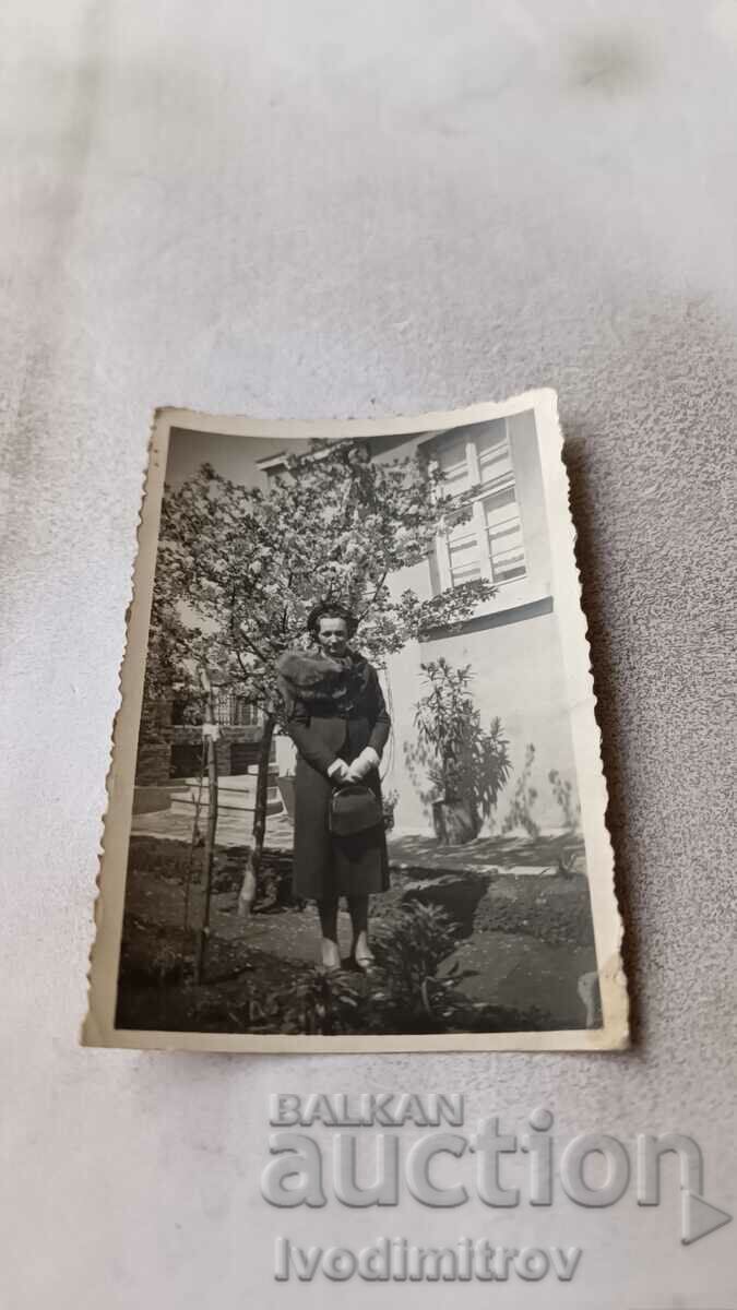 Fotografie Plovdiv Femeie în curtea unei case 1938