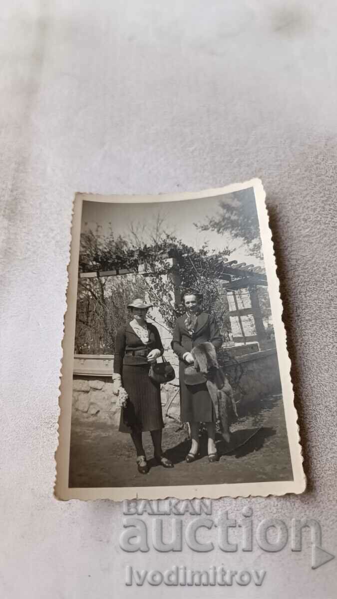 Снимка Пловдивъ Градината Две жени на ъгъла на ограда 1938