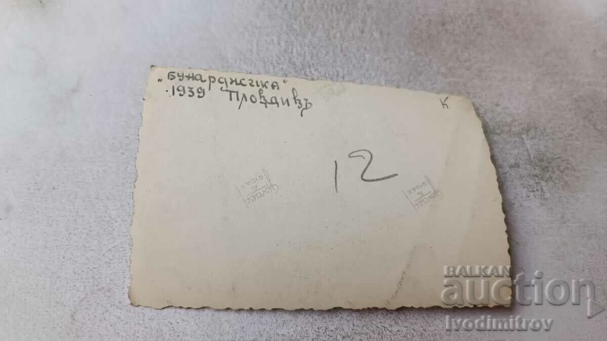 Photo Plovdiv Bunardjika Young girls and young man on stairs with price 1.15 BGN | € 0.59 Photo Plovdiv Bunardjika Young girls and young man on stairs with price 1.15 BGN | € 0.59