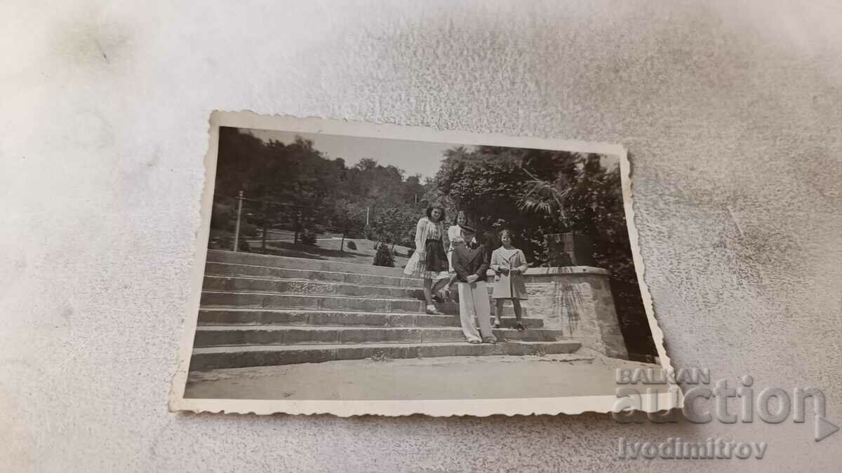 Photo Plovdiv Bunardjika Young girls and young man on stairs