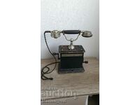 Un telefon rar la începutul secolului XX cu două manivele