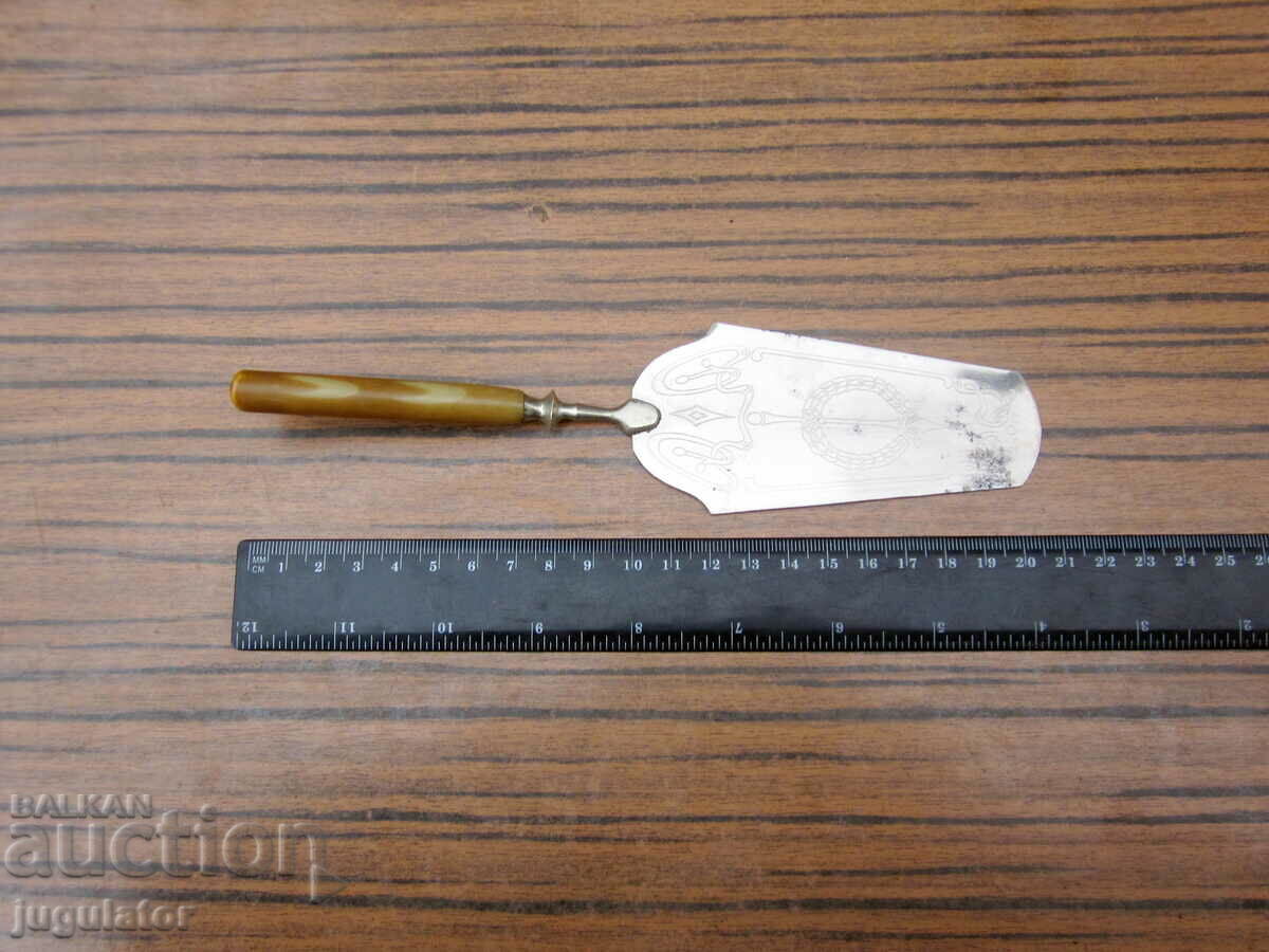 μια παλιά σπάτουλα σερβιρίσματος με στολίδια και λαβή από βακελίτη - 5 μια παλιά σπάτουλα σερβιρίσματος με στολίδια και λαβή από βακελίτη - 5