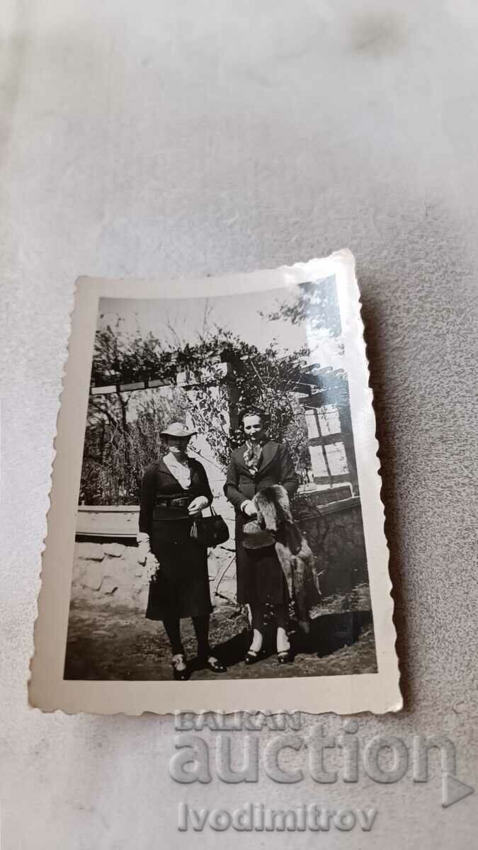 Fotografie Grădina Plovdiv Două femei la colțul unui gard 1938