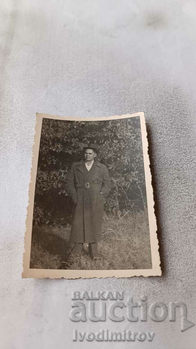 Fotografie Plovdiv Bărbat cu o haină în parc 1941