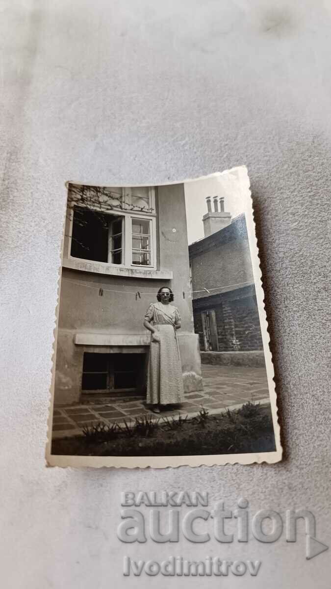 Fotografie Plovdiv Femeie în curtea unei case 1942
