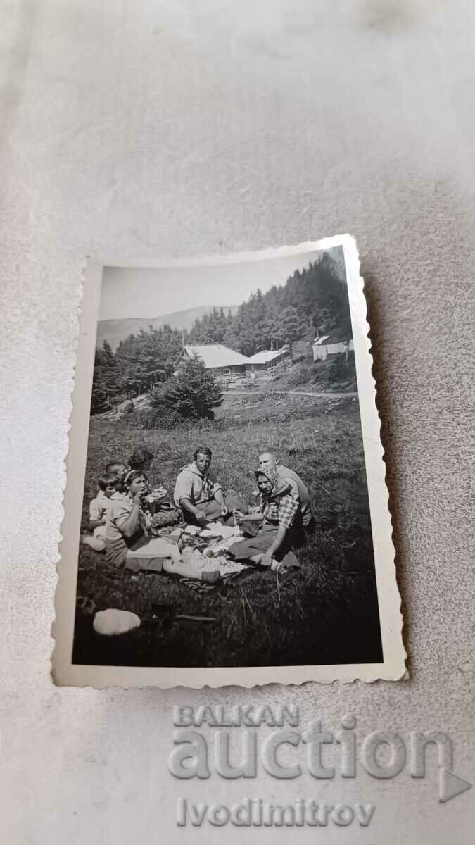 Fotografie Sopot Bărbați, femei și copii la un picnic pe pajiște 1938