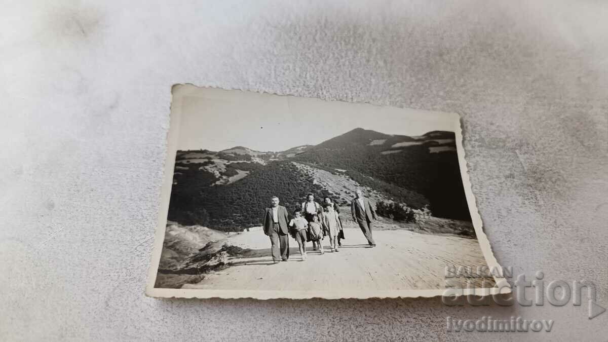 Foto Garda Kaloferu Bărbați, femei și copii pe drum 1938