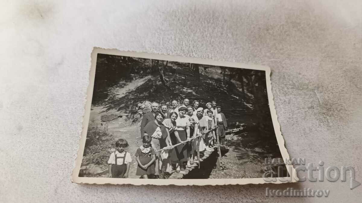 Снимка Оборище Мъже жени и деца на дървено мостче 1935