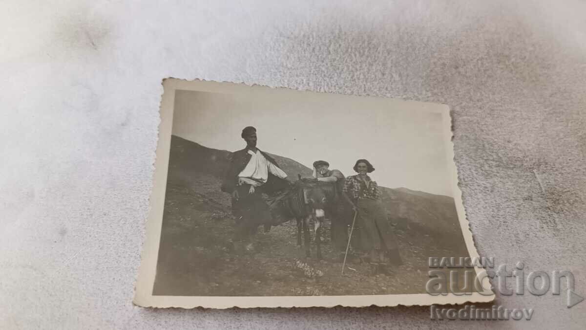 Φωτογραφία Sopot Balkana Νεαρό κορίτσι και νέοι με έναν γάιδαρο 1938