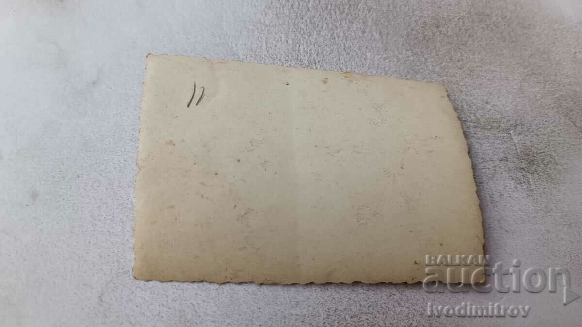 Снимка Жена и момичета в парка с цена 1.15 лв. | € 0.59 Снимка Жена и момичета в парка с цена 1.15 лв. | € 0.59