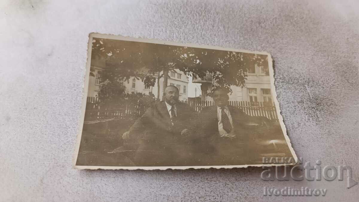 Снимка Двама мъже седнали на дървена пейка