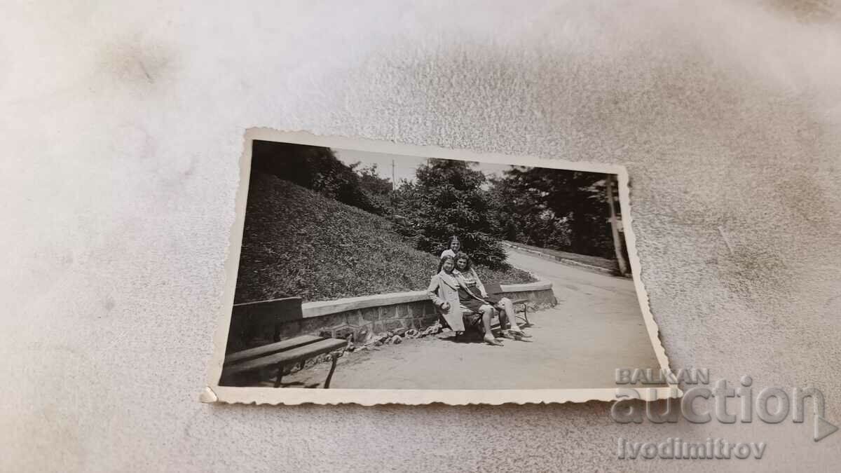 Снимка Пловдивъ Бунарджика Три млади момичета на пейка 1939