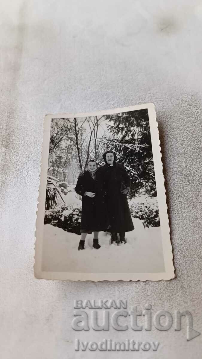 Fotografie Grădina Plovdiv Două femei în iarna anului 1938