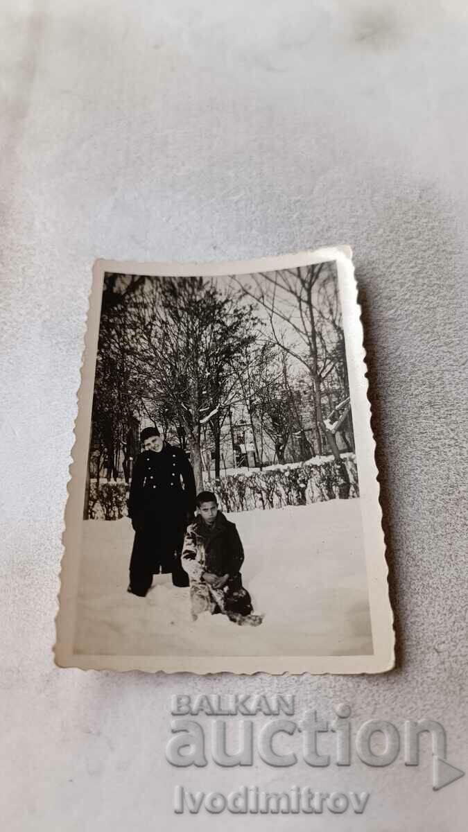 Fotografie Grădina Plovdiv Doi băieți în zăpadă 1939