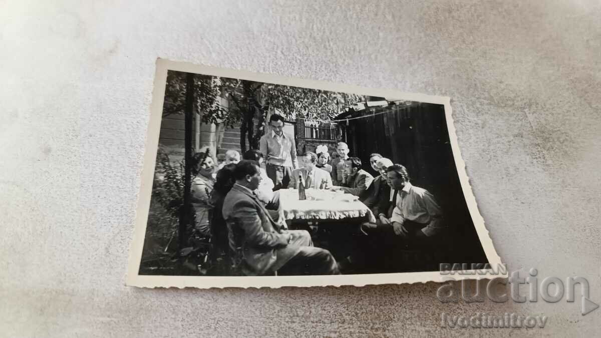 Снимка Мъже жени и деца около мосо в двора