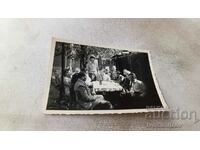 Снимка Мъже жени и деца около мосо в двора