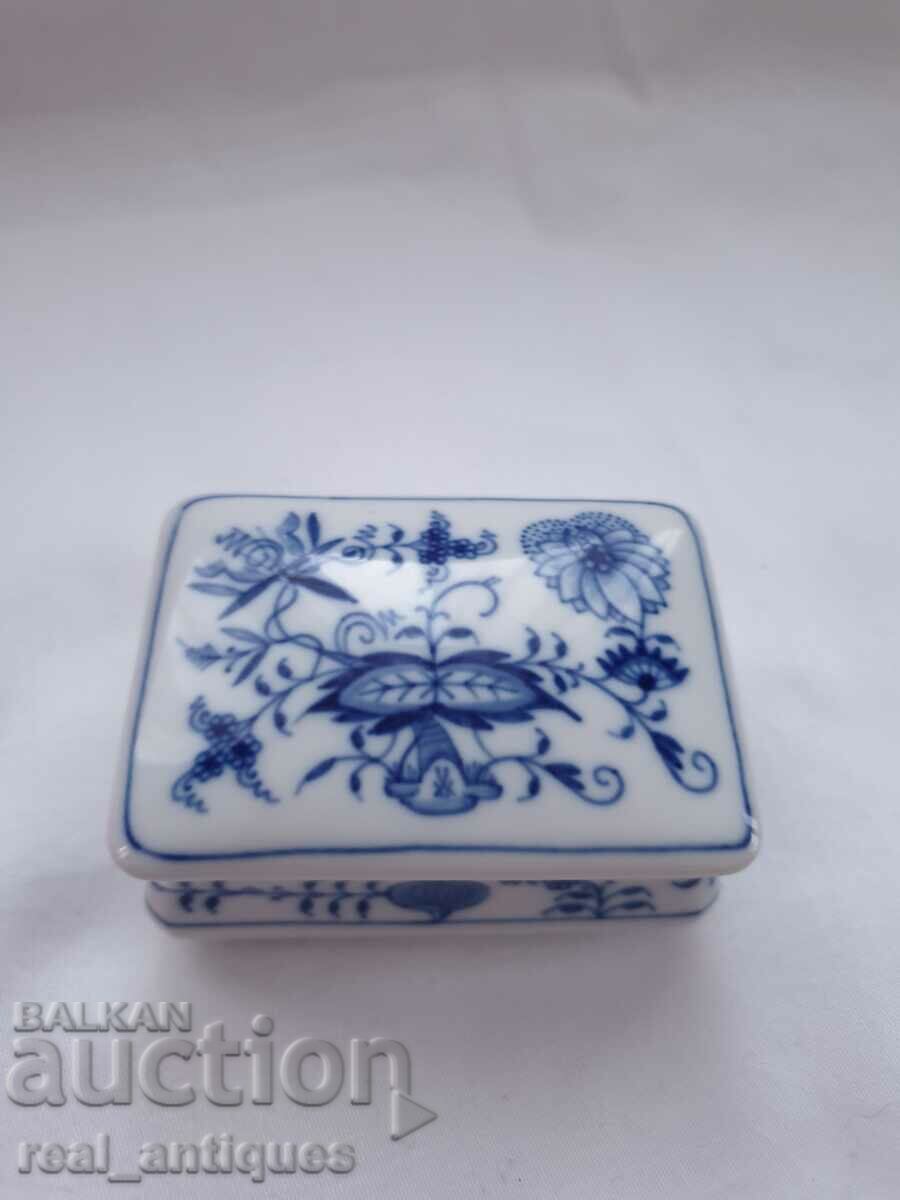 Porcelain box - Maysen blue onion