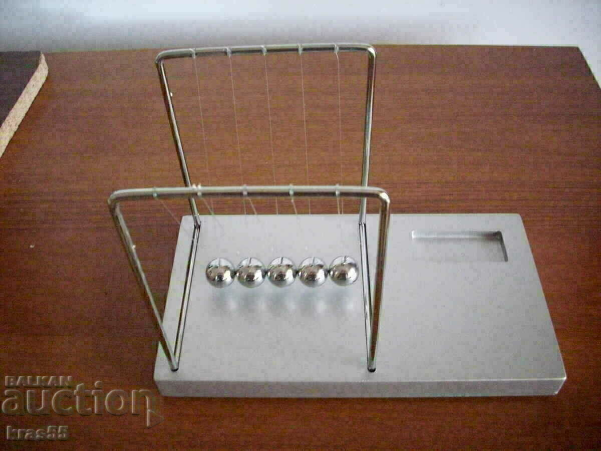 Pendulul lui Newton, pendulul lui Newton, „perpetuum mobile” Pendulul lui Newton, pendulul lui Newton, „perpetuum mobile”