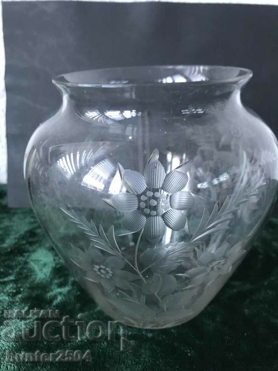 Vase-15/10 cm, richly engraved with price 44.95 BGN | € 22.98