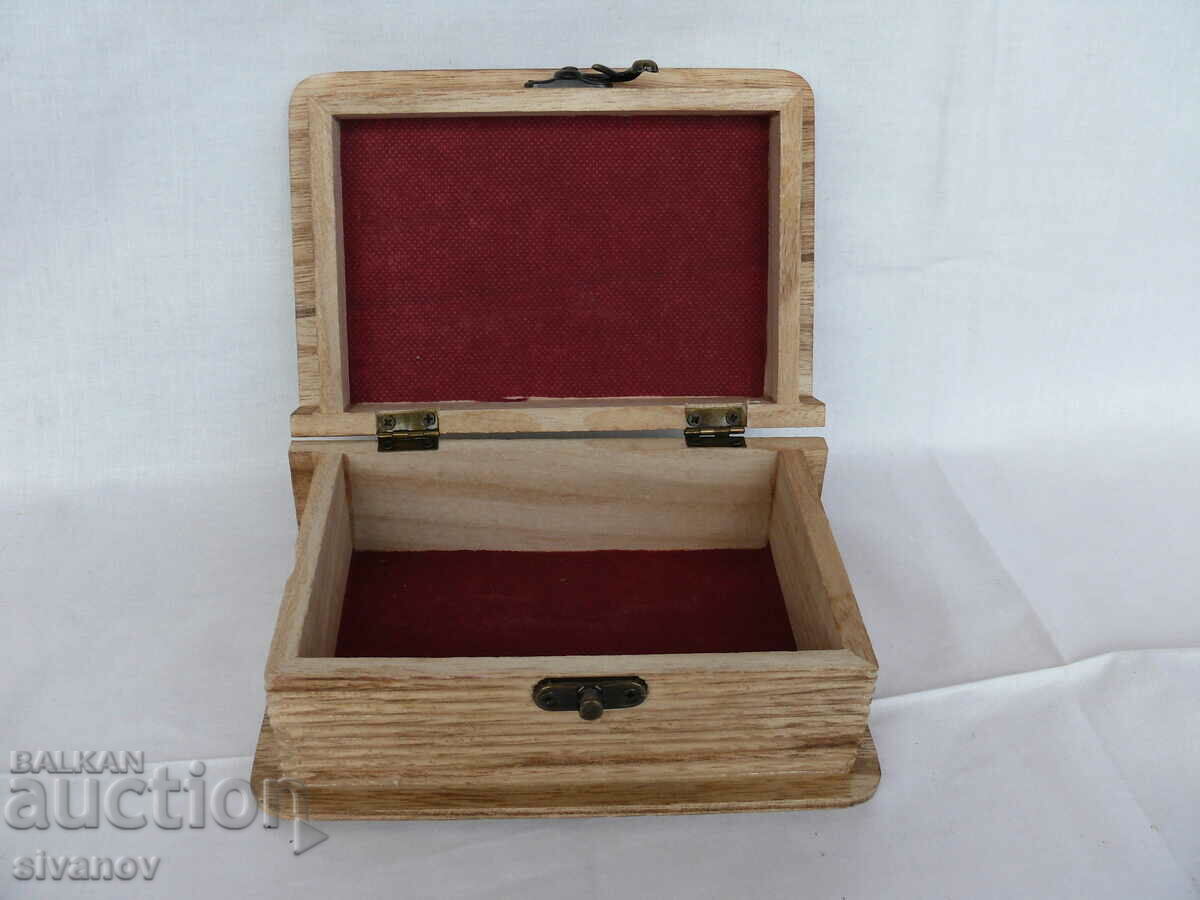 Auction Interesting Wooden Jewelry Box Devin #2153 Auction Interesting Wooden Jewelry Box Devin #2153