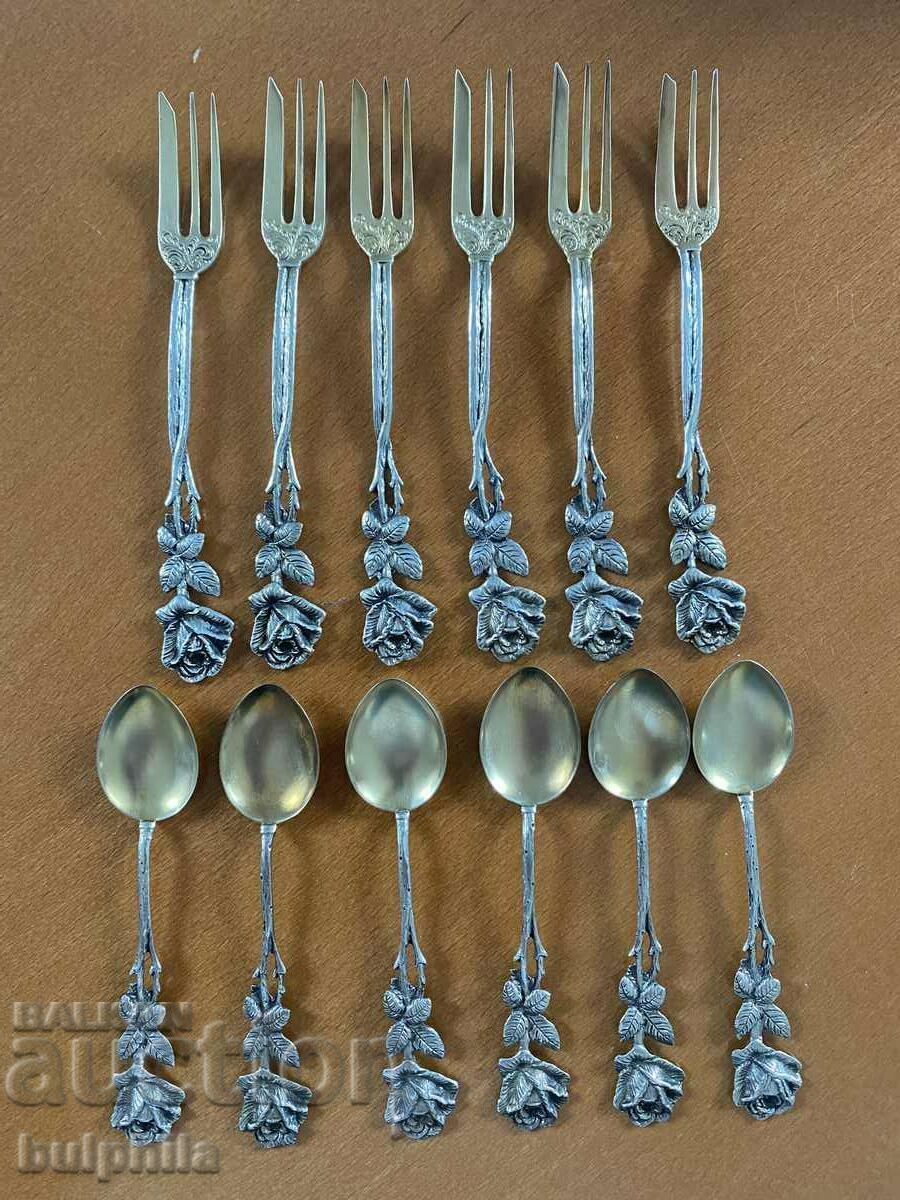Set de 6 furculite argintii pentru desert si 6 linguri. Aurit. Set de 6 furculite argintii pentru desert si 6 linguri. Aurit.